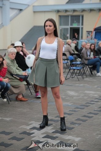 Pokaz mody na otwarciu Hali Targowej Kurpiowskiego Centrum Handlowo-Usługowego w Ostrołęce [26.09.2015] - zdjęcie #28 - eOstroleka.pl