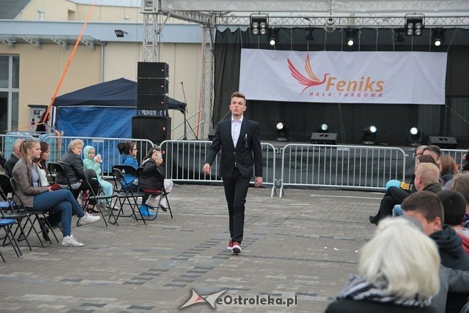 Pokaz mody na otwarciu Hali Targowej Kurpiowskiego Centrum Handlowo-Usługowego w Ostrołęce [26.09.2015] - zdjęcie #25 - eOstroleka.pl