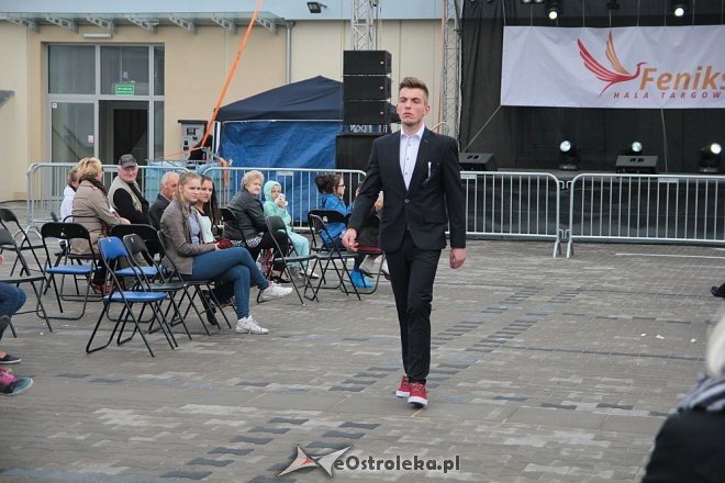 Pokaz mody na otwarciu Hali Targowej Kurpiowskiego Centrum Handlowo-Usługowego w Ostrołęce [26.09.2015] - zdjęcie #24 - eOstroleka.pl
