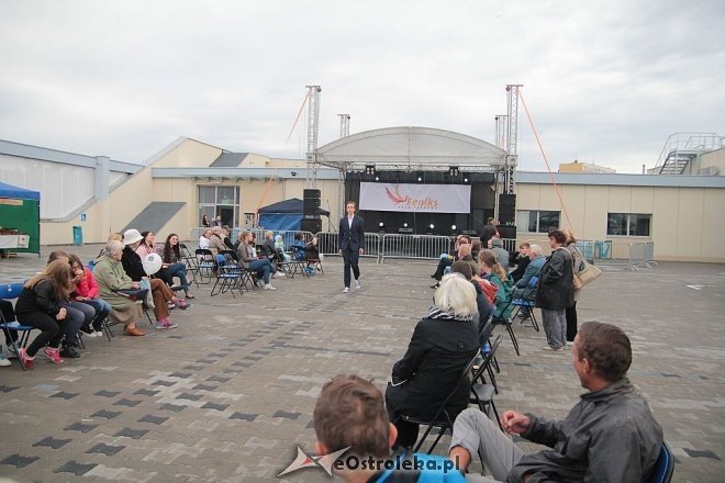 Pokaz mody na otwarciu Hali Targowej Kurpiowskiego Centrum Handlowo-Usługowego w Ostrołęce [26.09.2015] - zdjęcie #22 - eOstroleka.pl