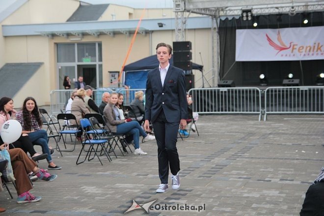 Pokaz mody na otwarciu Hali Targowej Kurpiowskiego Centrum Handlowo-Usługowego w Ostrołęce [26.09.2015] - zdjęcie #21 - eOstroleka.pl