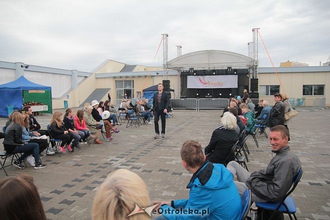 Pokaz mody na otwarciu Hali Targowej Kurpiowskiego Centrum Handlowo-Usługowego w Ostrołęce [26.09.2015] - zdjęcie #20 - eOstroleka.pl