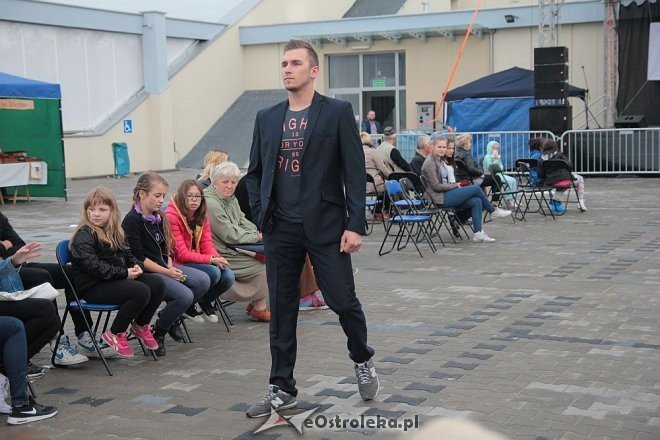 Pokaz mody na otwarciu Hali Targowej Kurpiowskiego Centrum Handlowo-Usługowego w Ostrołęce [26.09.2015] - zdjęcie #18 - eOstroleka.pl