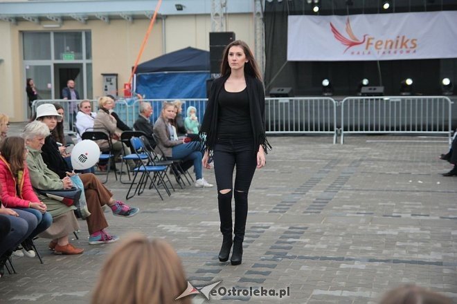 Pokaz mody na otwarciu Hali Targowej Kurpiowskiego Centrum Handlowo-Usługowego w Ostrołęce [26.09.2015] - zdjęcie #16 - eOstroleka.pl
