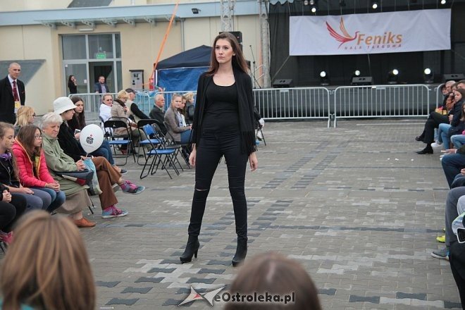 Pokaz mody na otwarciu Hali Targowej Kurpiowskiego Centrum Handlowo-Usługowego w Ostrołęce [26.09.2015] - zdjęcie #15 - eOstroleka.pl