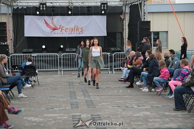 Pokaz mody na otwarciu Hali Targowej Kurpiowskiego Centrum Handlowo-Usługowego w Ostrołęce [26.09.2015] - zdjęcie #14 - eOstroleka.pl