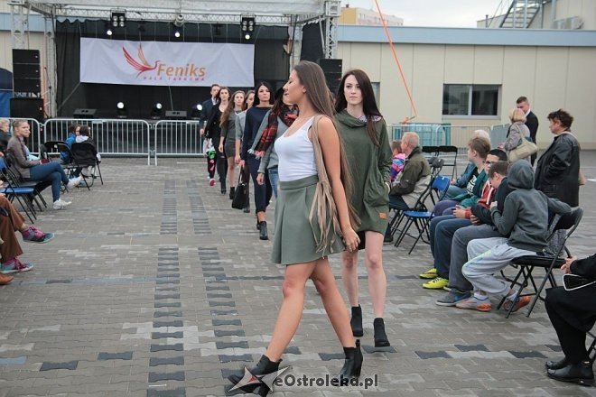 Pokaz mody na otwarciu Hali Targowej Kurpiowskiego Centrum Handlowo-Usługowego w Ostrołęce [26.09.2015] - zdjęcie #12 - eOstroleka.pl