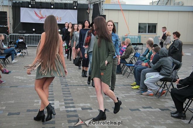 Pokaz mody na otwarciu Hali Targowej Kurpiowskiego Centrum Handlowo-Usługowego w Ostrołęce [26.09.2015] - zdjęcie #11 - eOstroleka.pl