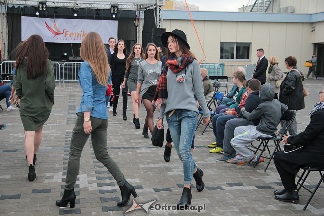 Pokaz mody na otwarciu Hali Targowej Kurpiowskiego Centrum Handlowo-Usługowego w Ostrołęce [26.09.2015] - zdjęcie #9 - eOstroleka.pl