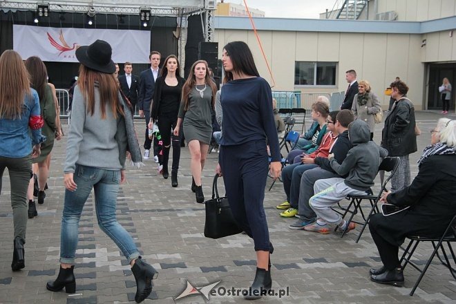Pokaz mody na otwarciu Hali Targowej Kurpiowskiego Centrum Handlowo-Usługowego w Ostrołęce [26.09.2015] - zdjęcie #8 - eOstroleka.pl