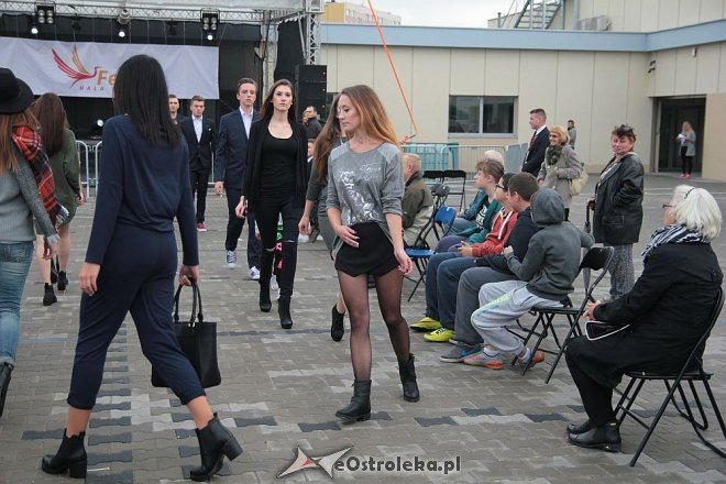 Pokaz mody na otwarciu Hali Targowej Kurpiowskiego Centrum Handlowo-Usługowego w Ostrołęce [26.09.2015] - zdjęcie #7 - eOstroleka.pl