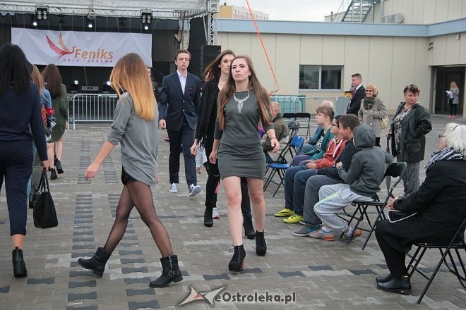 Pokaz mody na otwarciu Hali Targowej Kurpiowskiego Centrum Handlowo-Usługowego w Ostrołęce [26.09.2015] - zdjęcie #6 - eOstroleka.pl