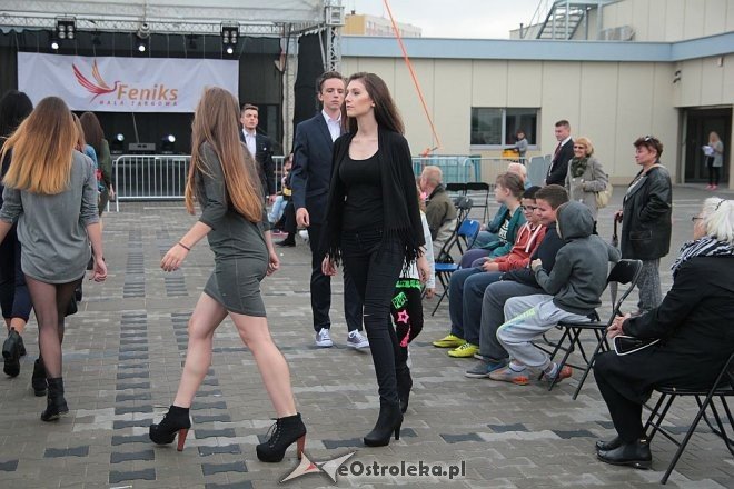 Pokaz mody na otwarciu Hali Targowej Kurpiowskiego Centrum Handlowo-Usługowego w Ostrołęce [26.09.2015] - zdjęcie #5 - eOstroleka.pl