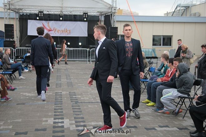 Pokaz mody na otwarciu Hali Targowej Kurpiowskiego Centrum Handlowo-Usługowego w Ostrołęce [26.09.2015] - zdjęcie #2 - eOstroleka.pl