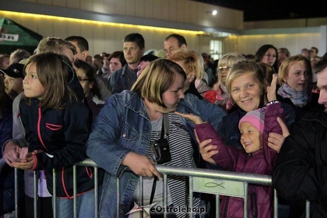 Tłumy fanów na koncercie Ivana Komarenko w nowej hali targowej Feniks [26.09.2015] - zdjęcie #4 - eOstroleka.pl
