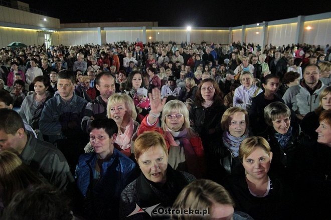 Tłumy fanów na koncercie Ivana Komarenko w nowej hali targowej Feniks [26.09.2015] - zdjęcie #14 - eOstroleka.pl
