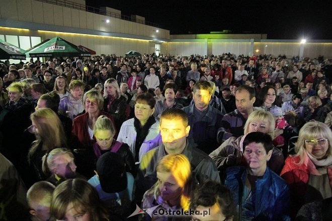 Tłumy fanów na koncercie Ivana Komarenko w nowej hali targowej Feniks [26.09.2015] - zdjęcie #17 - eOstroleka.pl