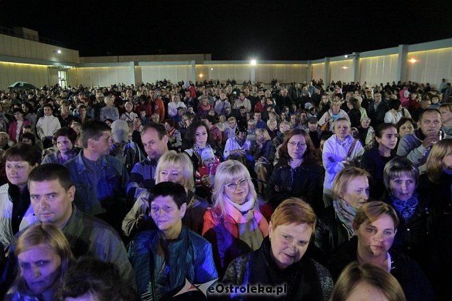 Tłumy fanów na koncercie Ivana Komarenko w nowej hali targowej Feniks [26.09.2015] - zdjęcie #18 - eOstroleka.pl