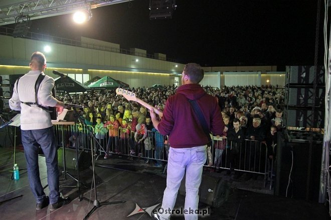 Tłumy fanów na koncercie Ivana Komarenko w nowej hali targowej Feniks [26.09.2015] - zdjęcie #21 - eOstroleka.pl
