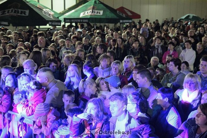 Tłumy fanów na koncercie Ivana Komarenko w nowej hali targowej Feniks [26.09.2015] - zdjęcie #65 - eOstroleka.pl