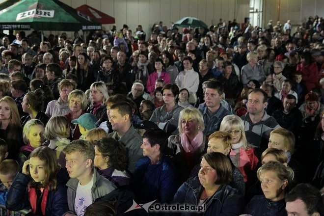 Tłumy fanów na koncercie Ivana Komarenko w nowej hali targowej Feniks [26.09.2015] - zdjęcie #25 - eOstroleka.pl
