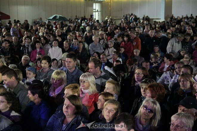 Tłumy fanów na koncercie Ivana Komarenko w nowej hali targowej Feniks [26.09.2015] - zdjęcie #26 - eOstroleka.pl