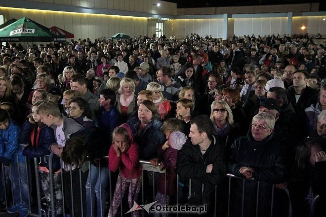 Tłumy fanów na koncercie Ivana Komarenko w nowej hali targowej Feniks [26.09.2015] - zdjęcie #28 - eOstroleka.pl