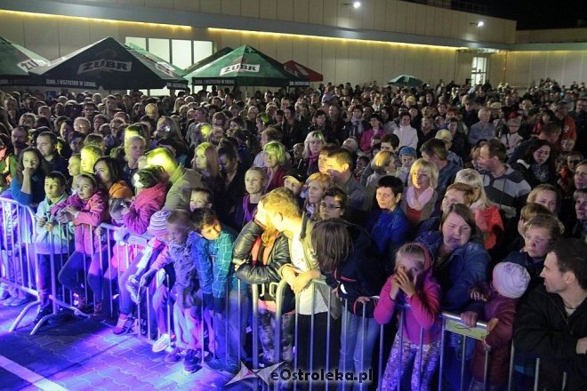 Tłumy fanów na koncercie Ivana Komarenko w nowej hali targowej Feniks [26.09.2015] - zdjęcie #29 - eOstroleka.pl