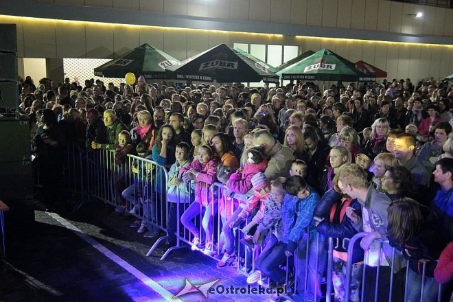 Tłumy fanów na koncercie Ivana Komarenko w nowej hali targowej Feniks [26.09.2015] - zdjęcie #30 - eOstroleka.pl