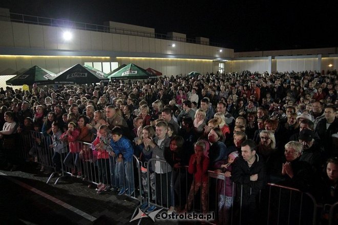 Tłumy fanów na koncercie Ivana Komarenko w nowej hali targowej Feniks [26.09.2015] - zdjęcie #33 - eOstroleka.pl
