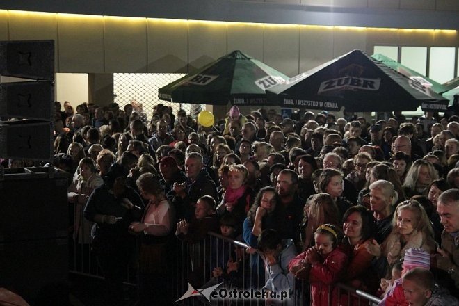 Tłumy fanów na koncercie Ivana Komarenko w nowej hali targowej Feniks [26.09.2015] - zdjęcie #34 - eOstroleka.pl