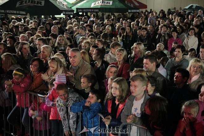 Tłumy fanów na koncercie Ivana Komarenko w nowej hali targowej Feniks [26.09.2015] - zdjęcie #35 - eOstroleka.pl