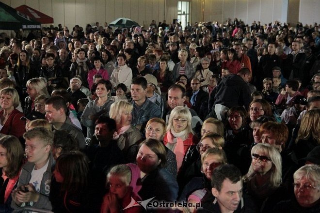 Tłumy fanów na koncercie Ivana Komarenko w nowej hali targowej Feniks [26.09.2015] - zdjęcie #36 - eOstroleka.pl