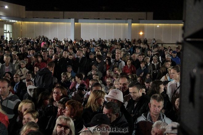 Tłumy fanów na koncercie Ivana Komarenko w nowej hali targowej Feniks [26.09.2015] - zdjęcie #37 - eOstroleka.pl