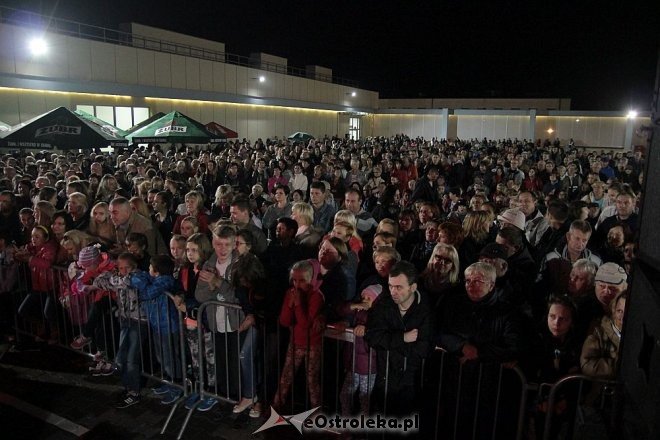 Tłumy fanów na koncercie Ivana Komarenko w nowej hali targowej Feniks [26.09.2015] - zdjęcie #38 - eOstroleka.pl
