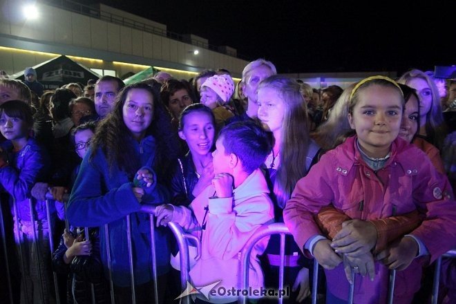 Tłumy fanów na koncercie Ivana Komarenko w nowej hali targowej Feniks [26.09.2015] - zdjęcie #40 - eOstroleka.pl