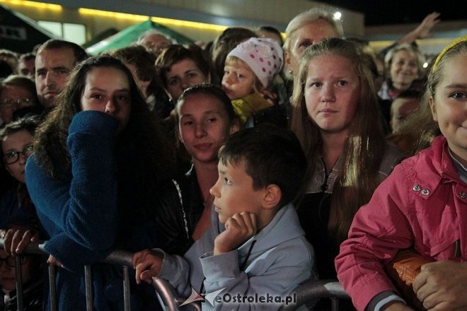 Tłumy fanów na koncercie Ivana Komarenko w nowej hali targowej Feniks [26.09.2015] - zdjęcie #50 - eOstroleka.pl