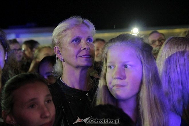 Tłumy fanów na koncercie Ivana Komarenko w nowej hali targowej Feniks [26.09.2015] - zdjęcie #55 - eOstroleka.pl