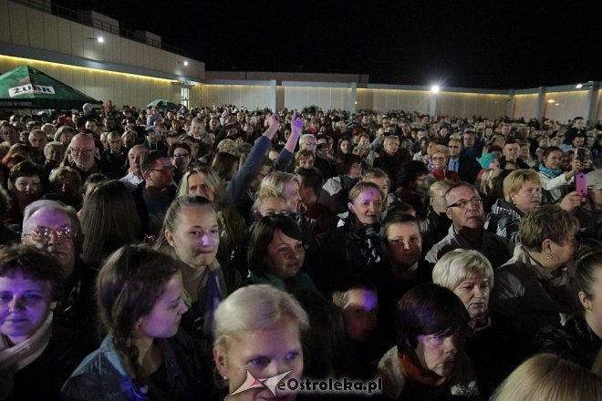 Tłumy fanów na koncercie Ivana Komarenko w nowej hali targowej Feniks [26.09.2015] - zdjęcie #32 - eOstroleka.pl