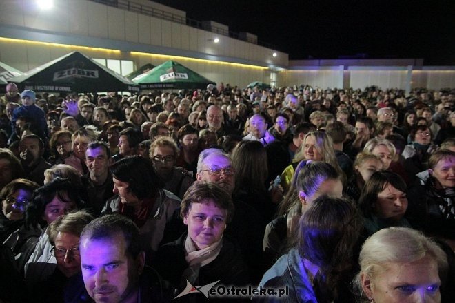 Tłumy fanów na koncercie Ivana Komarenko w nowej hali targowej Feniks [26.09.2015] - zdjęcie #31 - eOstroleka.pl