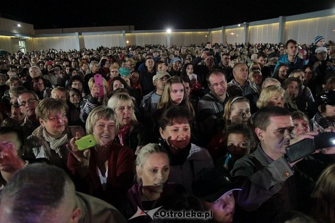 Tłumy fanów na koncercie Ivana Komarenko w nowej hali targowej Feniks [26.09.2015] - zdjęcie #26 - eOstroleka.pl
