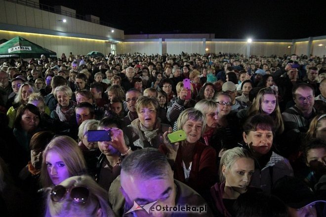 Tłumy fanów na koncercie Ivana Komarenko w nowej hali targowej Feniks [26.09.2015] - zdjęcie #25 - eOstroleka.pl