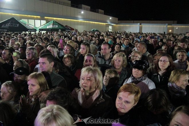 Tłumy fanów na koncercie Ivana Komarenko w nowej hali targowej Feniks [26.09.2015] - zdjęcie #22 - eOstroleka.pl