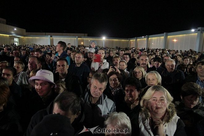 Tłumy fanów na koncercie Ivana Komarenko w nowej hali targowej Feniks [26.09.2015] - zdjęcie #18 - eOstroleka.pl