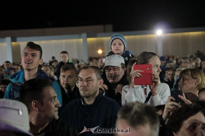 Tłumy fanów na koncercie Ivana Komarenko w nowej hali targowej Feniks [26.09.2015] - zdjęcie #17 - eOstroleka.pl