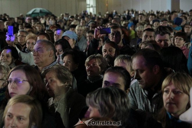 Tłumy fanów na koncercie Ivana Komarenko w nowej hali targowej Feniks [26.09.2015] - zdjęcie #16 - eOstroleka.pl