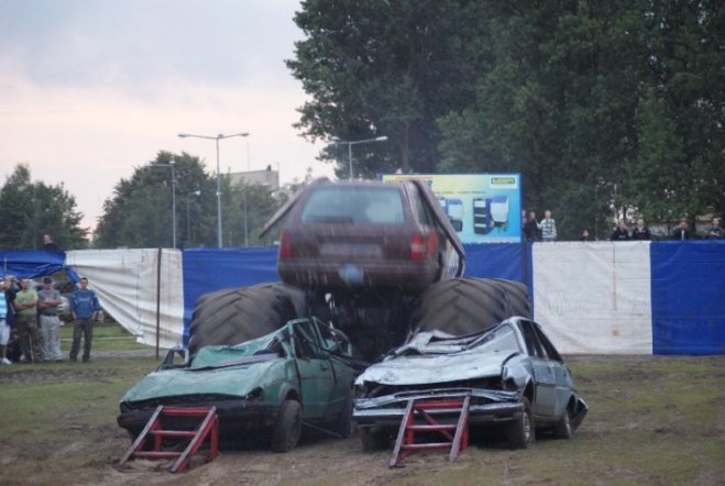 Monster truck stunt show (29.08.09) - zdjęcie #15 - eOstroleka.pl