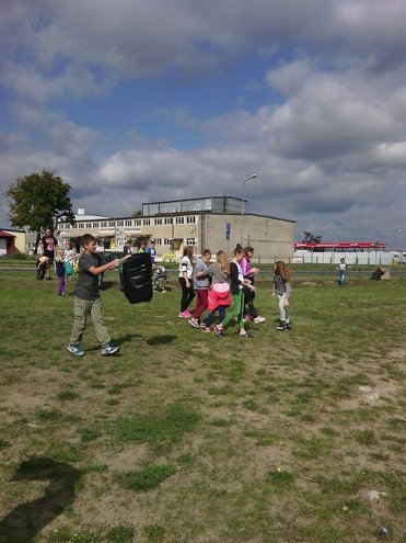 Uczniowie „piątki” sprzątali świat [29.09.2015] - zdjęcie #1 - eOstroleka.pl
