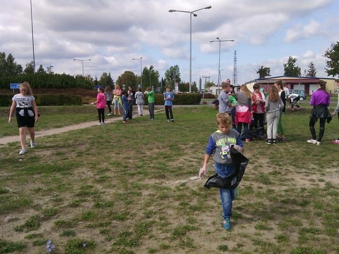 Uczniowie „piątki” sprzątali świat [29.09.2015] - zdjęcie #4 - eOstroleka.pl
