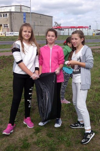 Uczniowie „piątki” sprzątali świat [29.09.2015] - zdjęcie #4 - eOstroleka.pl